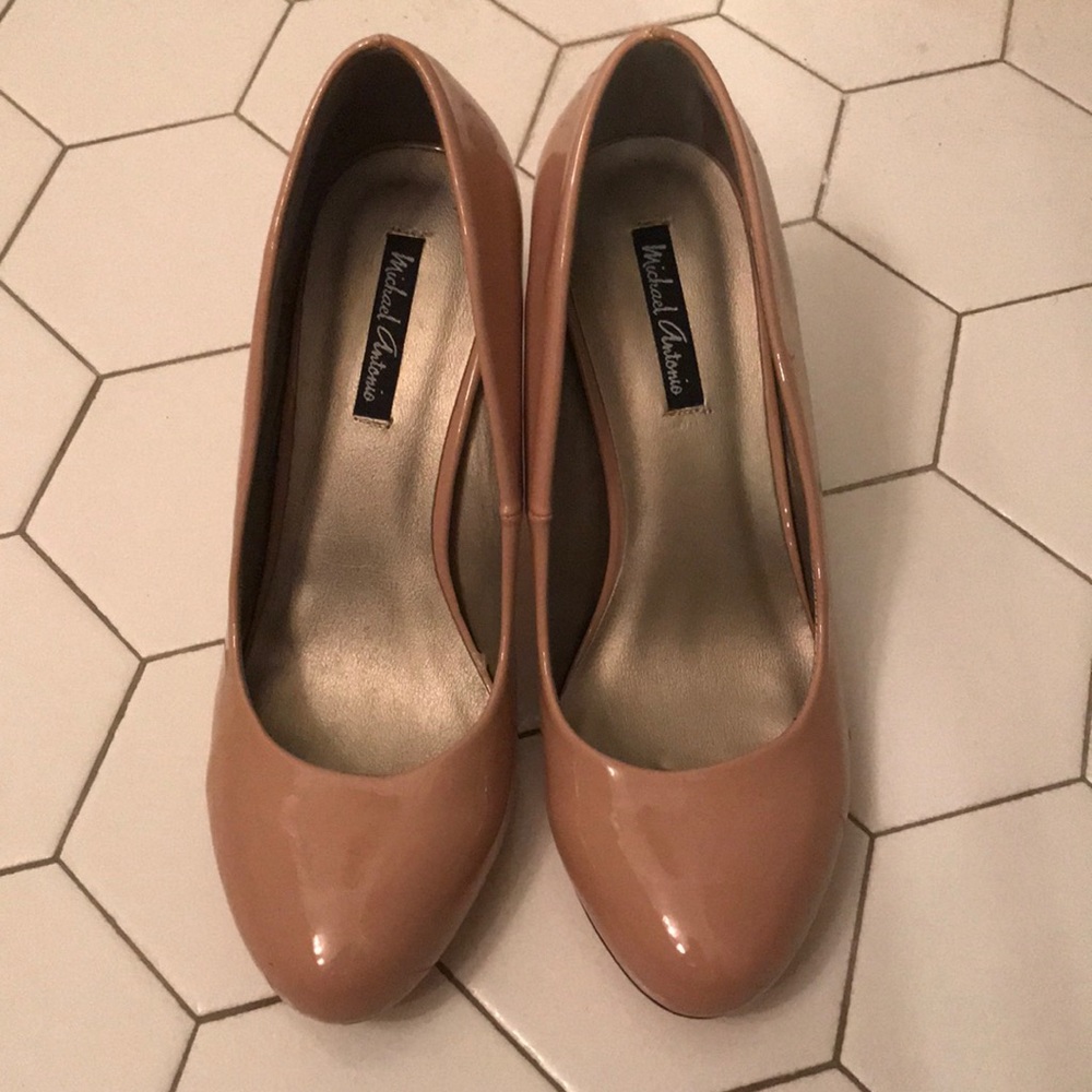 Never-worn nude pumps